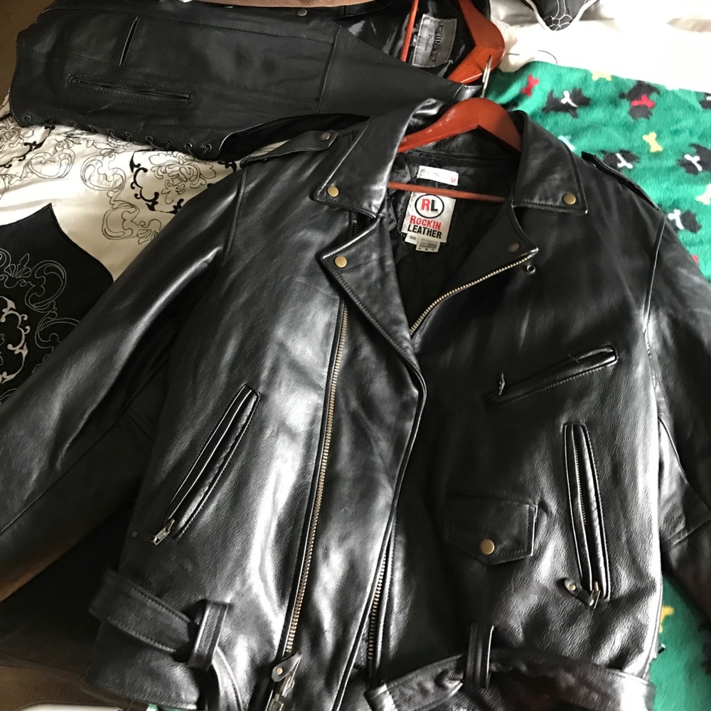 Genuine leather w/ removable thinsulate liner.