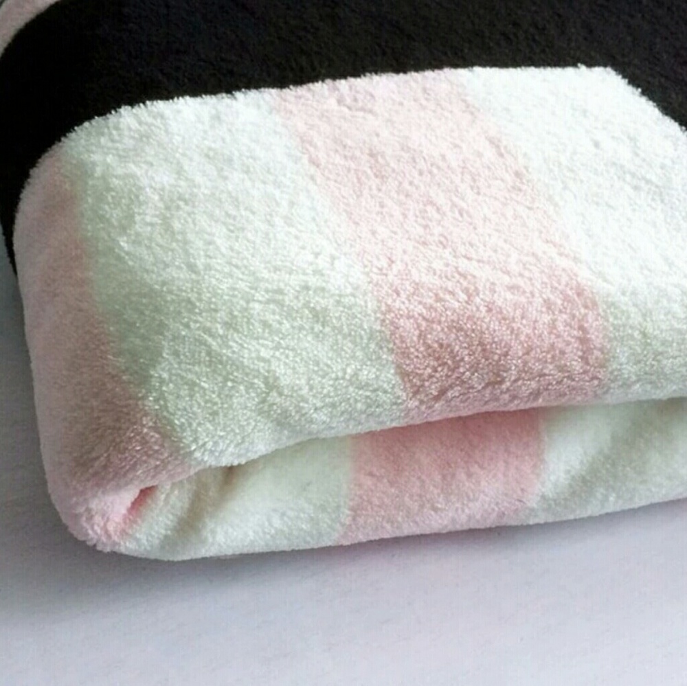 🌹Limited Edition Victoria's Secret Fleece Blanket - Picture 2 of 3