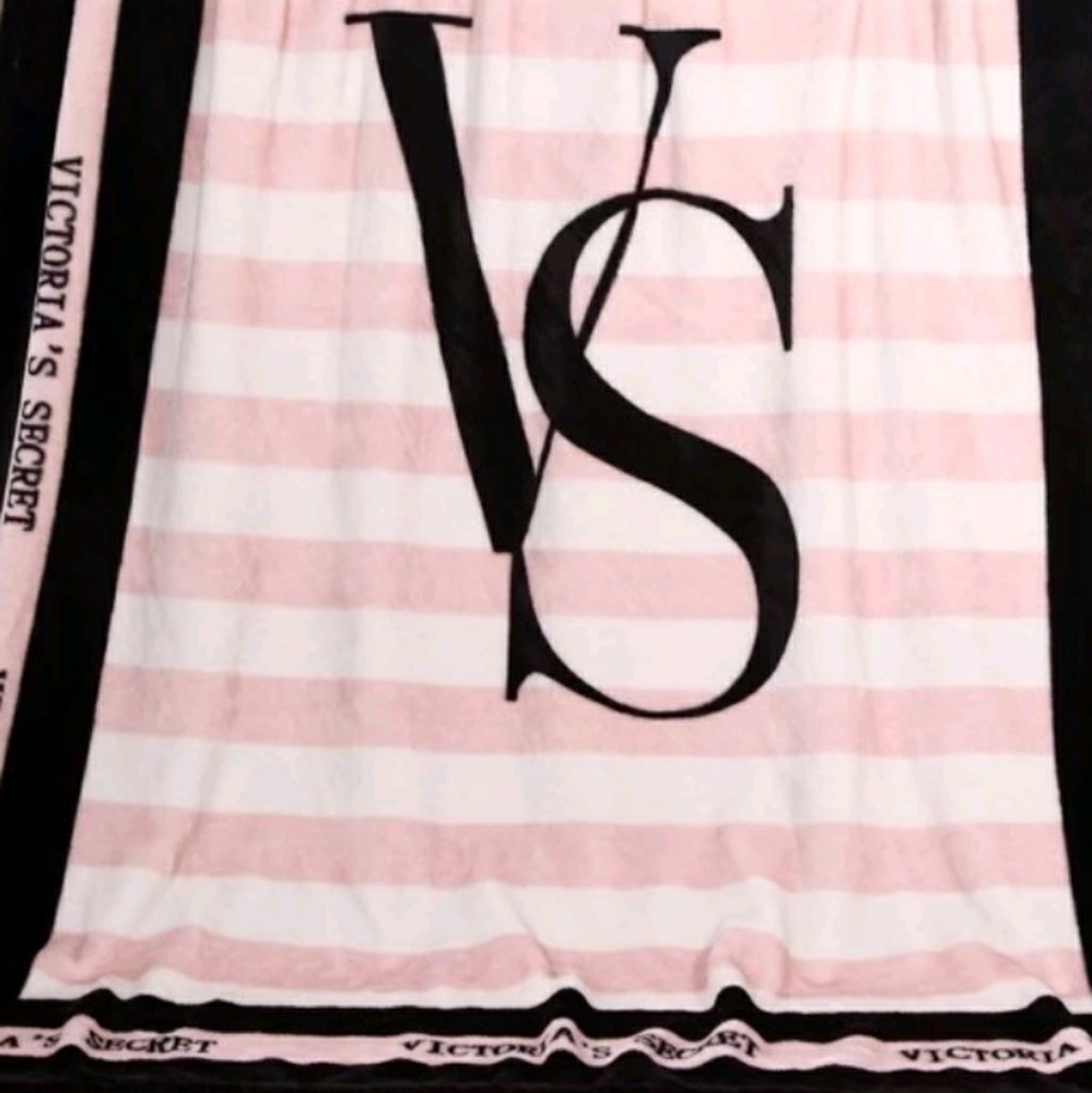 🌹Limited Edition Victoria's Secret Fleece Blanket - Picture 3 of 3