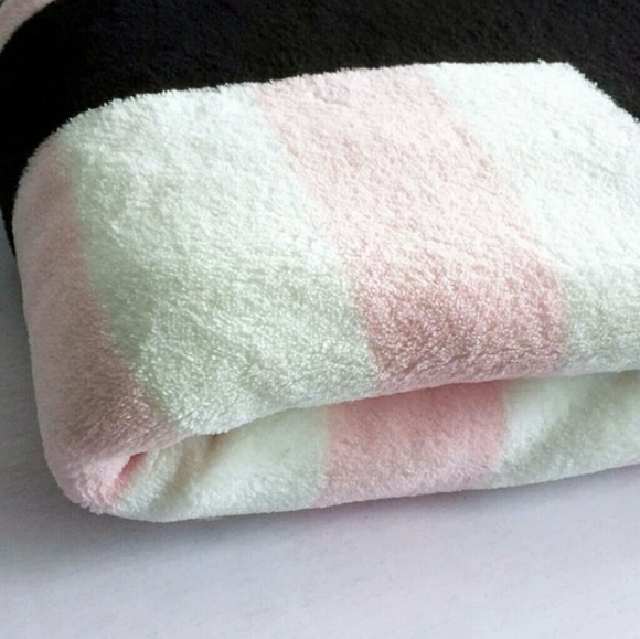 🌹Limited Edition Victoria's Secret Fleece Blanket - Picture 2 of 3