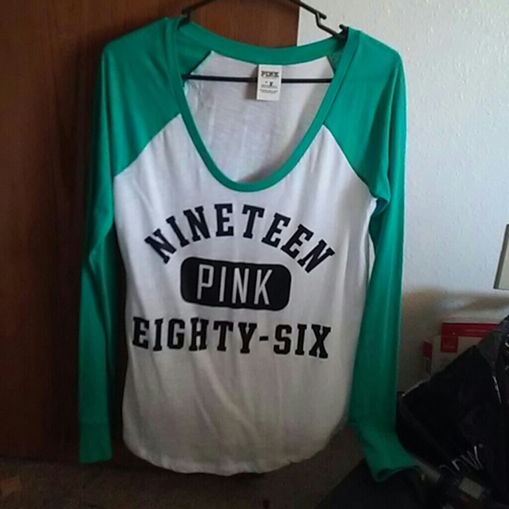 Long sleeve tee shirt green sleeves