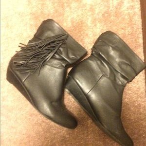 Black Fringe Low Heel Size 10 Boots. Booties ❤️