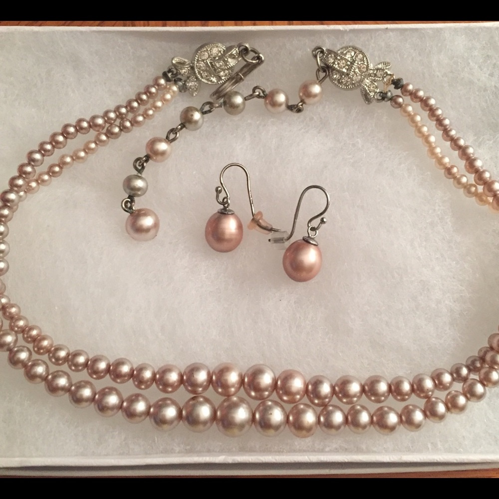 Pearl necklace and earrings set