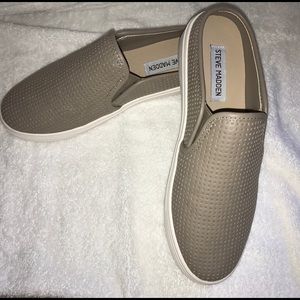 🎉SALE!🎉BRAND NEW- Steve Madden Slides