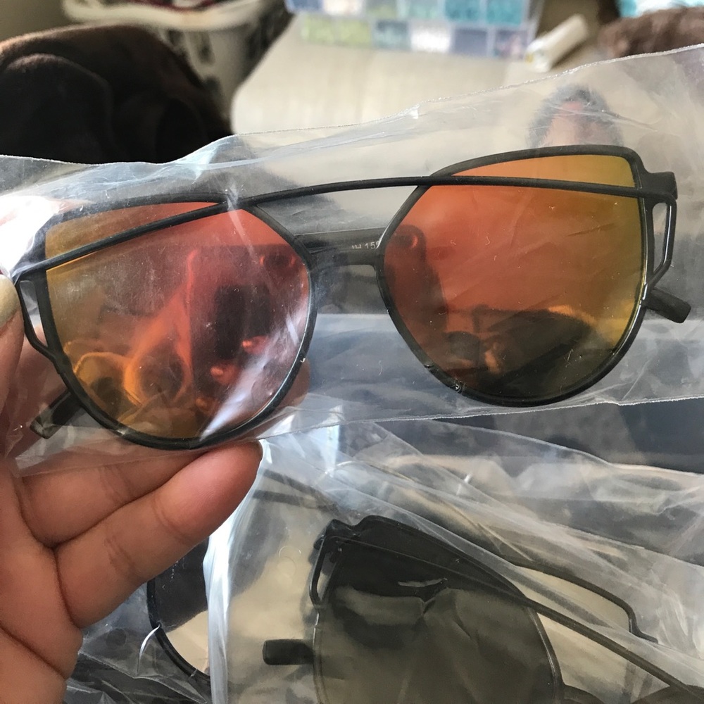 •new• mirror and black frame sunglasses - Picture 2 of 2
