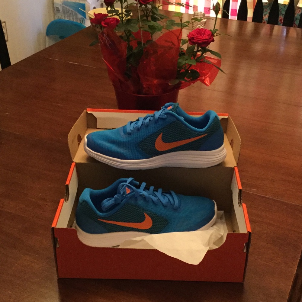 Boys Nike revolution shoes