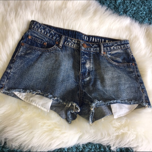 THE FRAYED Mid Rise Cut Off Shorts - SZ: 6 - Picture 3 of 8