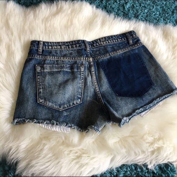 THE FRAYED Mid Rise Cut Off Shorts - SZ: 6 - Picture 4 of 8