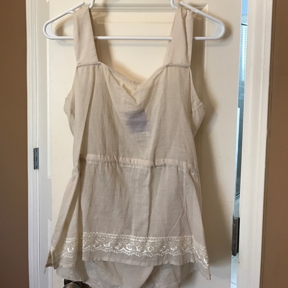 Detailed top with cinched waist - Picture 3 of 4