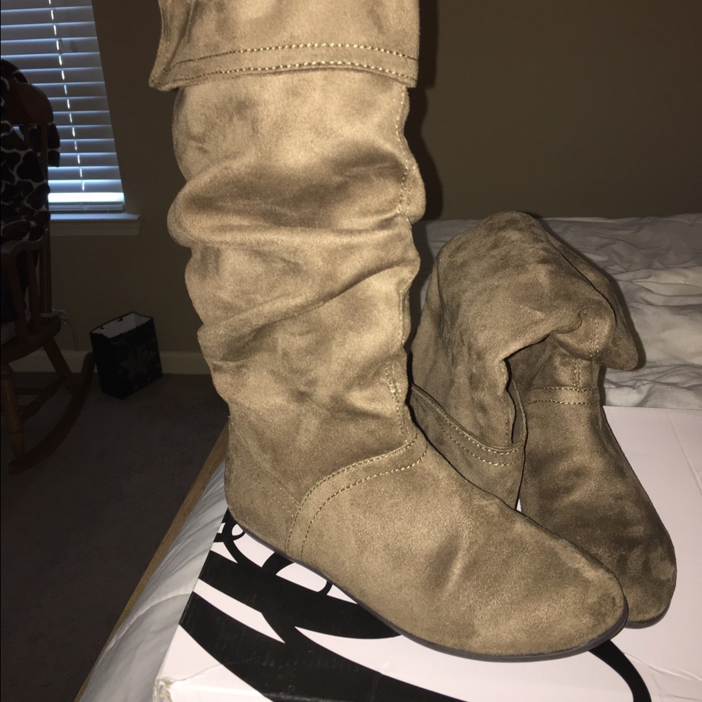 Boots - Picture 2 of 4