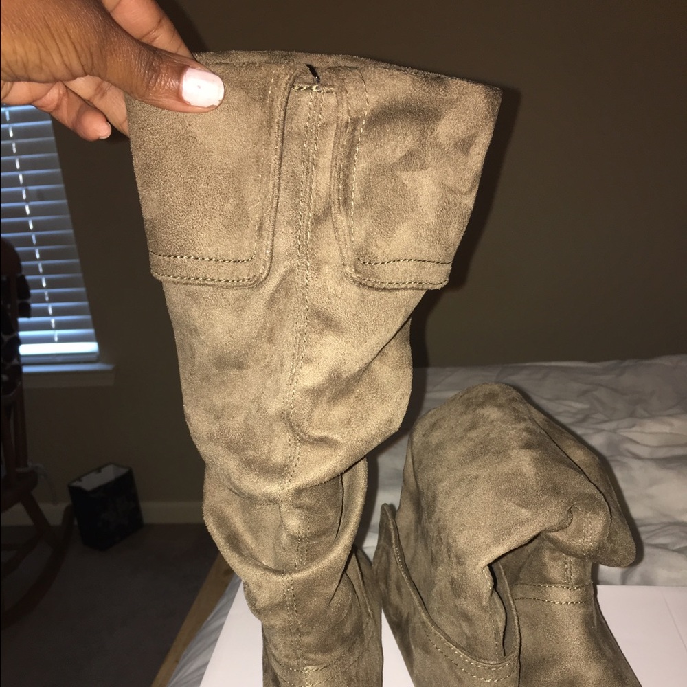 Boots - Picture 3 of 4