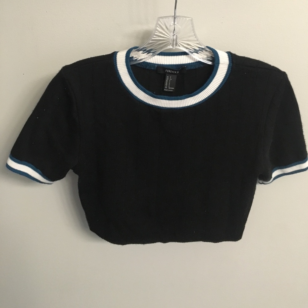 Back crop top with elastic neck and sleeves