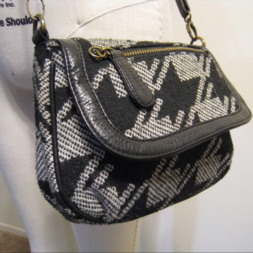 American Eagle. Tweed Houndstooth cross-body purse