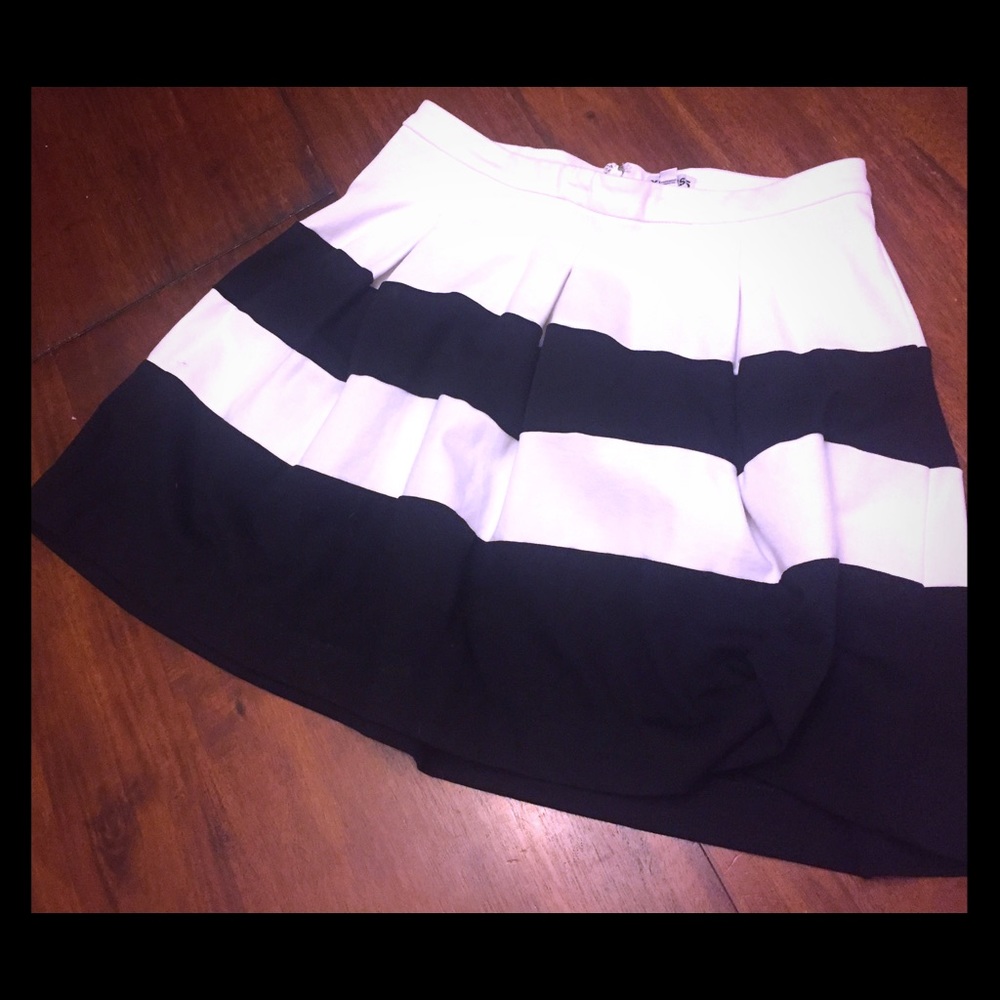Express Black and White color block skirt
