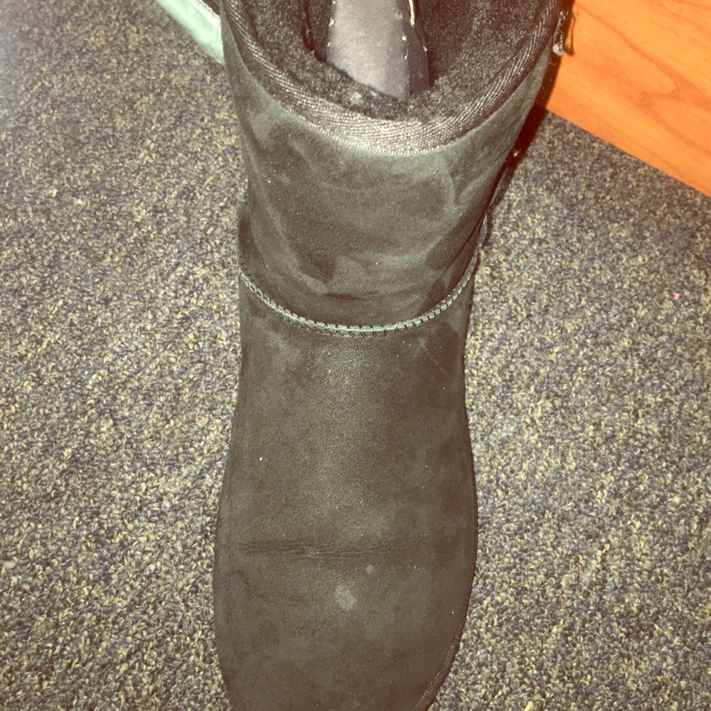 I'm sellling my black uggs.