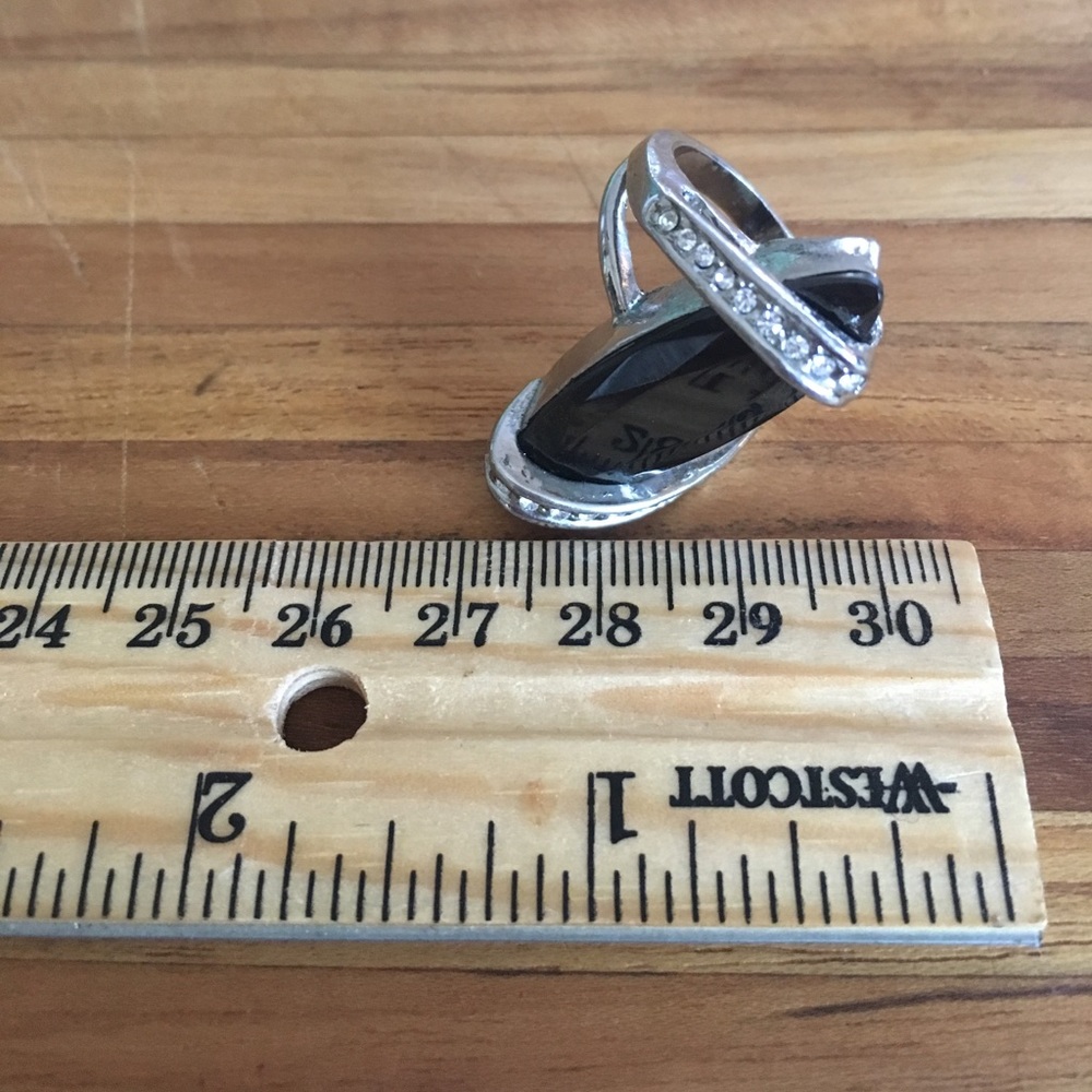 Fun costume vintage silvertone black glass ring