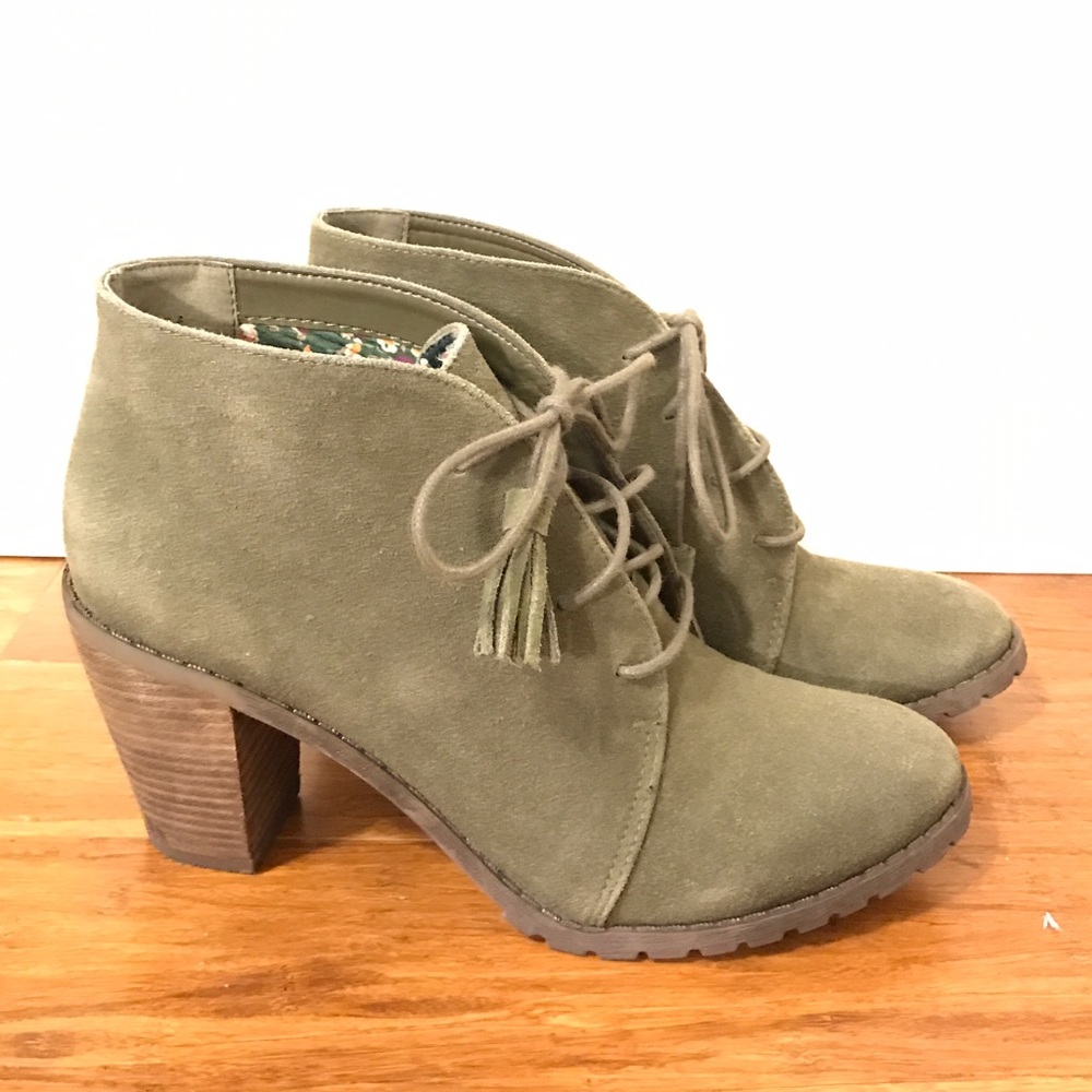 Restricted lace up bootie.