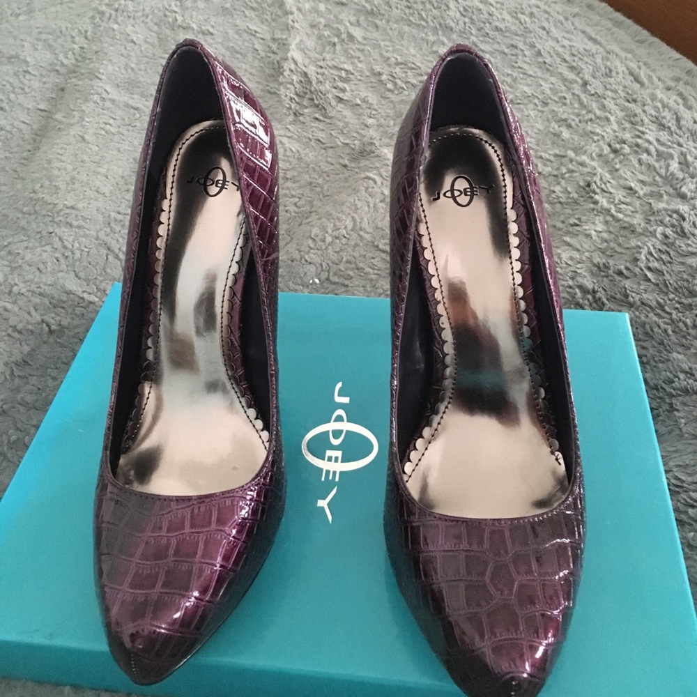Eggplant size 8 stilettos.