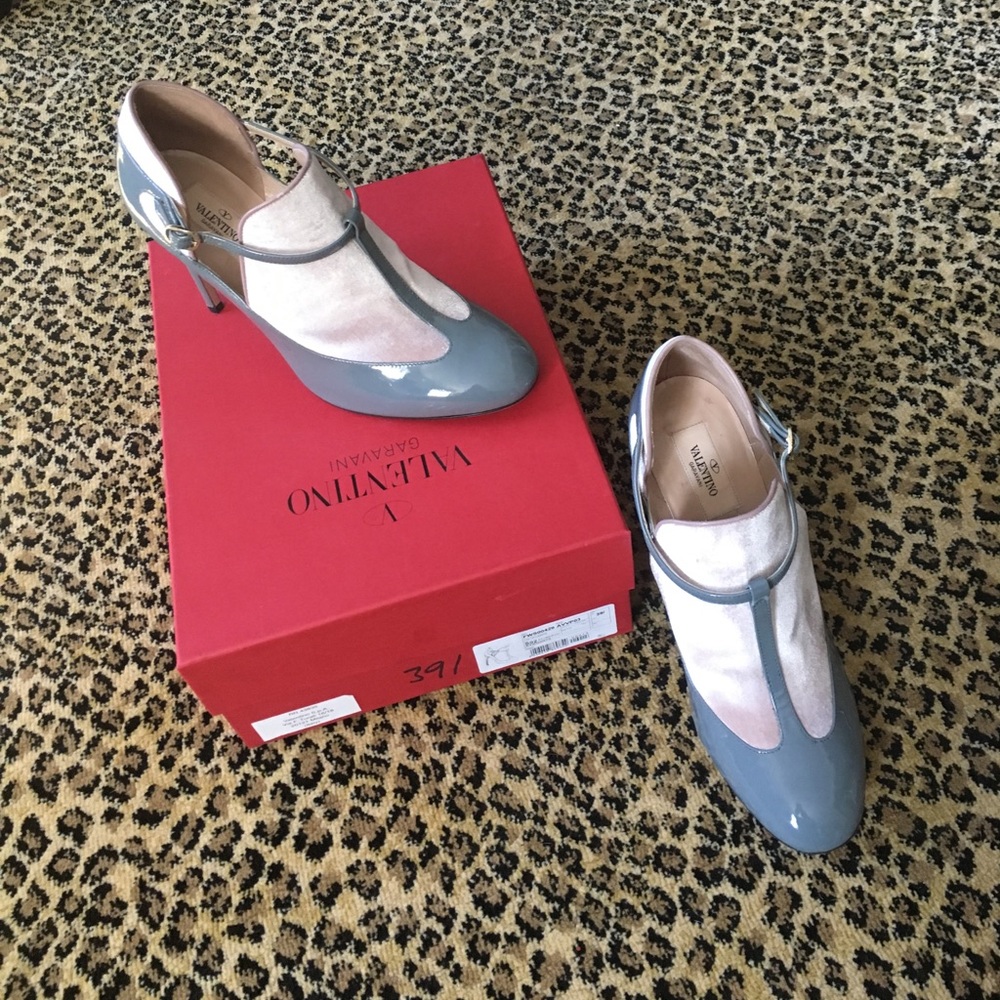 RARE PAIR OF AUTHENTIC VALENTINO GREY/BLUSH HEELS