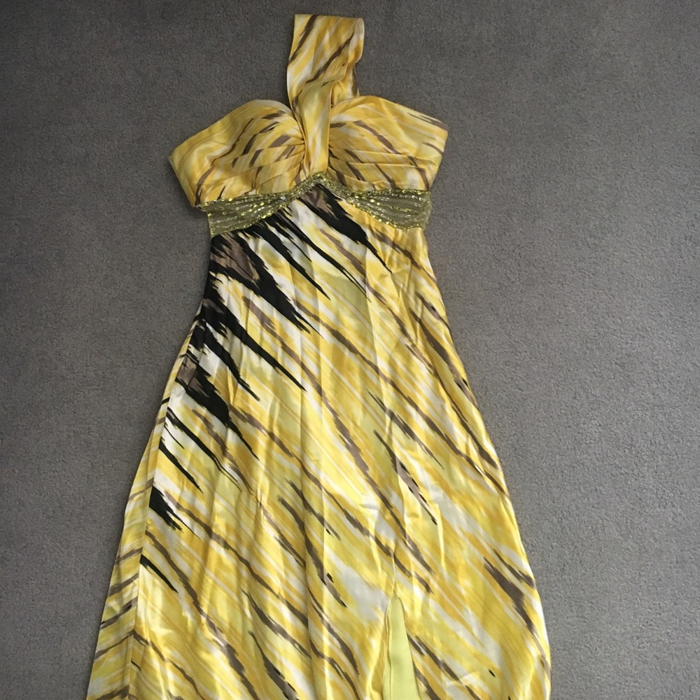 Yellow prom dress 😍
