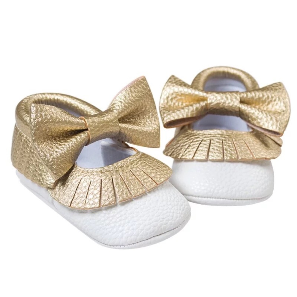 Baby Bow Moccasins in white with gold bow 💫