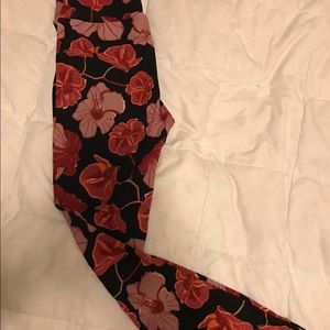 OS lula roe leggings black background