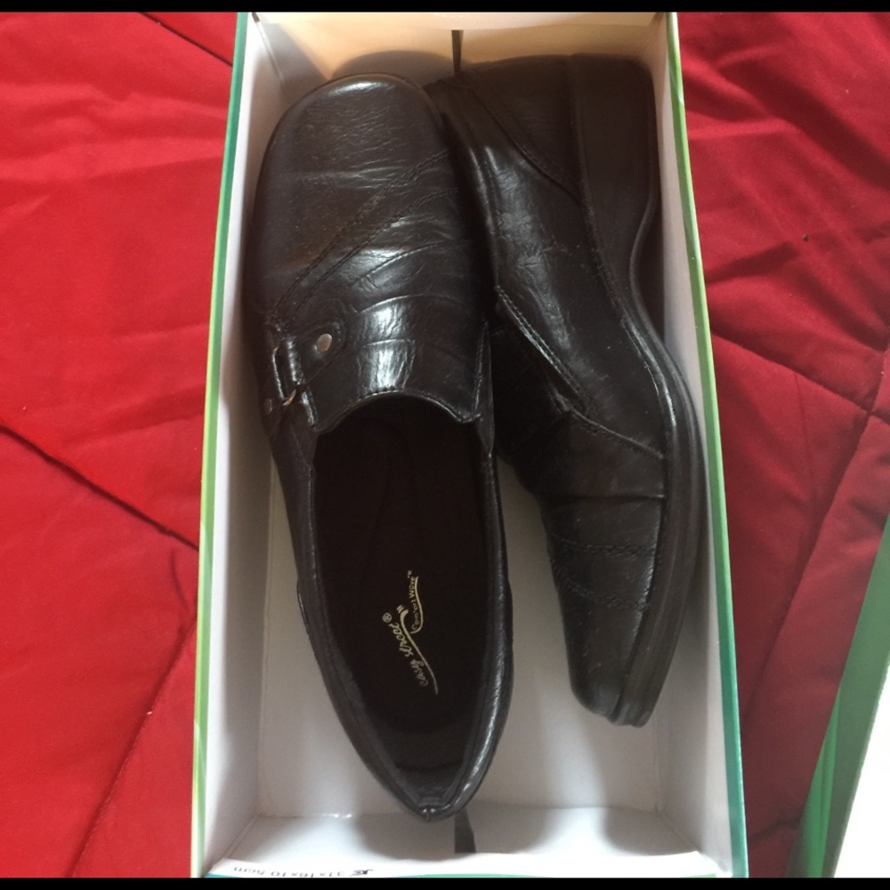 Comfy shoes never worn brand new!!😊