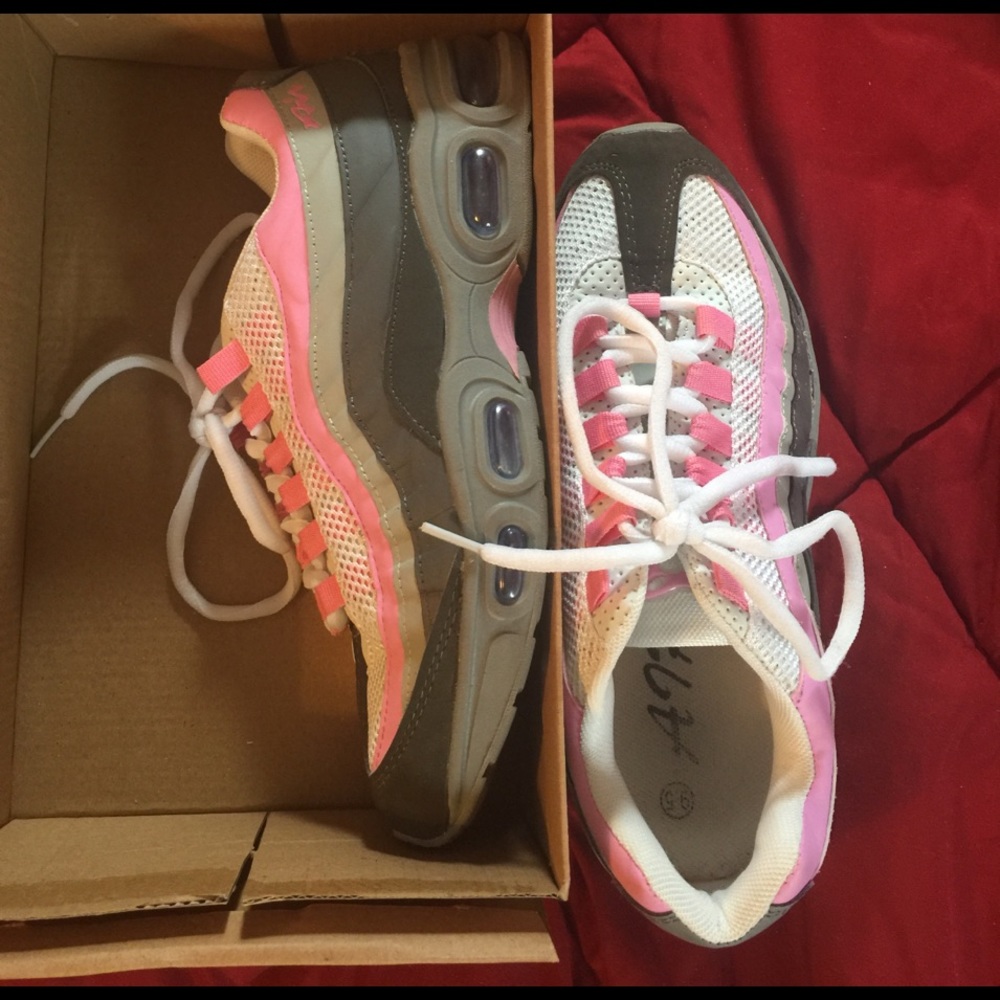 Comfy pink, gray, and white shoes never worn!!