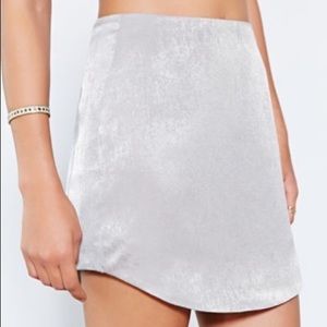 Silence and Noise Curve Hem Skirt