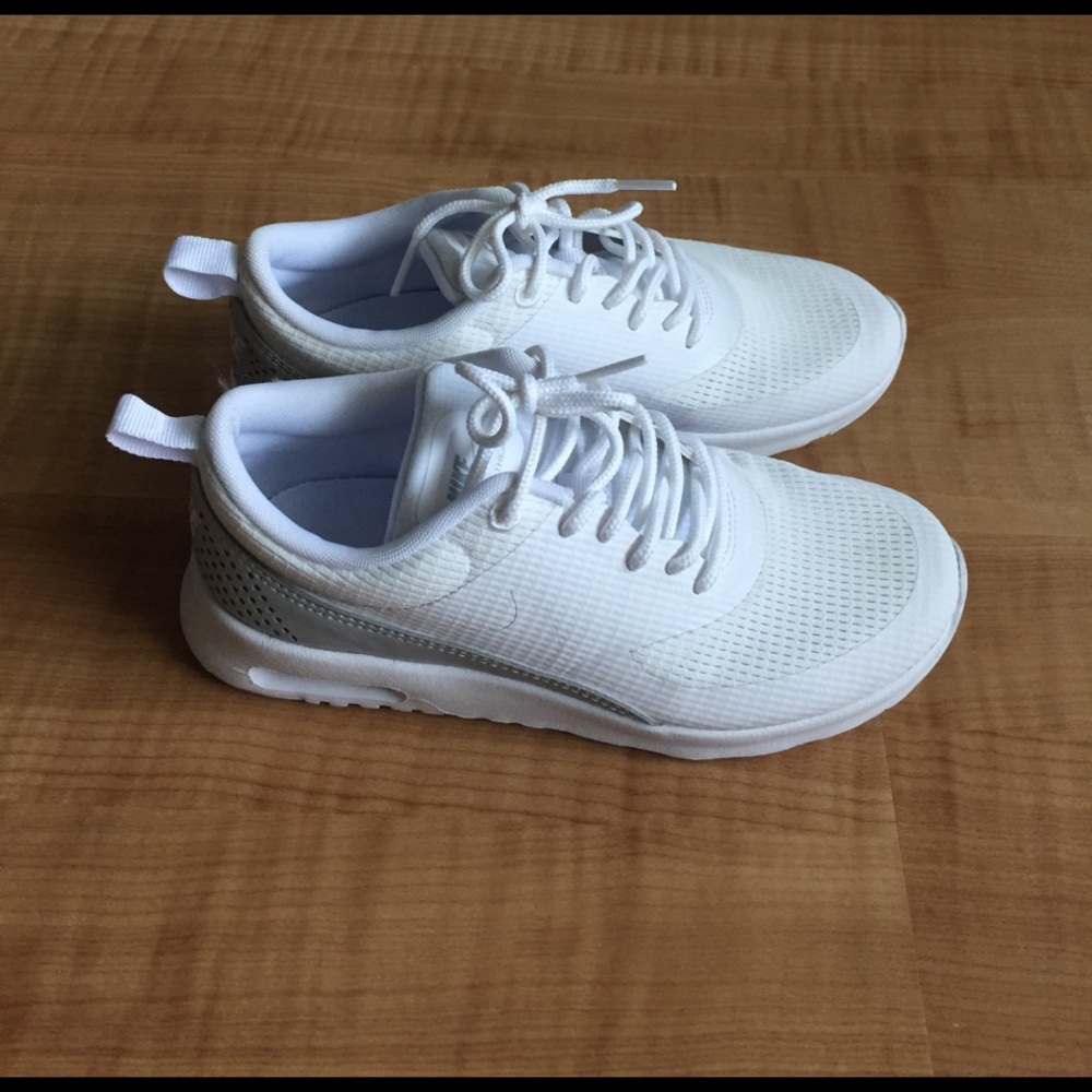 White nike theas