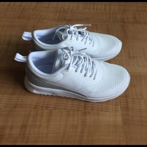 White nike theas