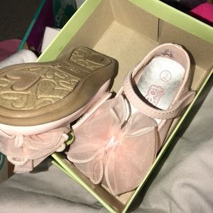 Pink flower accent flats for baby 👶🏽