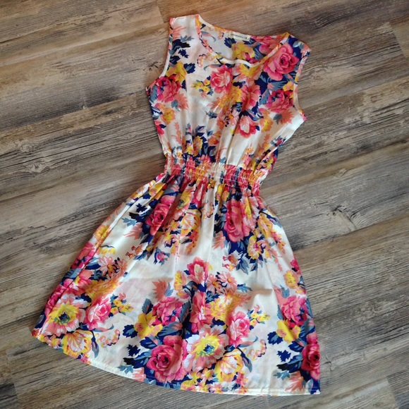 Dresses & Skirts - Lightweight vintage floral dress