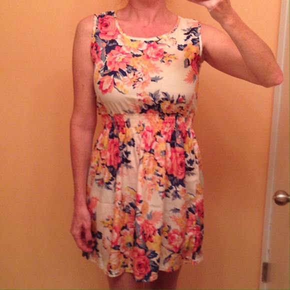 Lightweight vintage floral dress - Picture 2 of 3