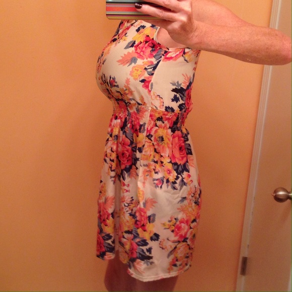 Lightweight vintage floral dress - Picture 3 of 3