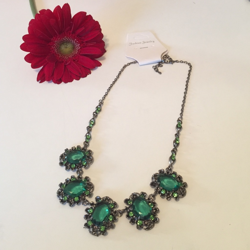 Green glass fashion necklace new with tags