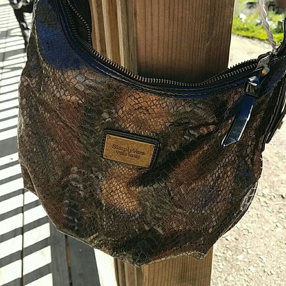 Vera Wang Handbags - Clear Out💕Authentic Simply Vera Bag