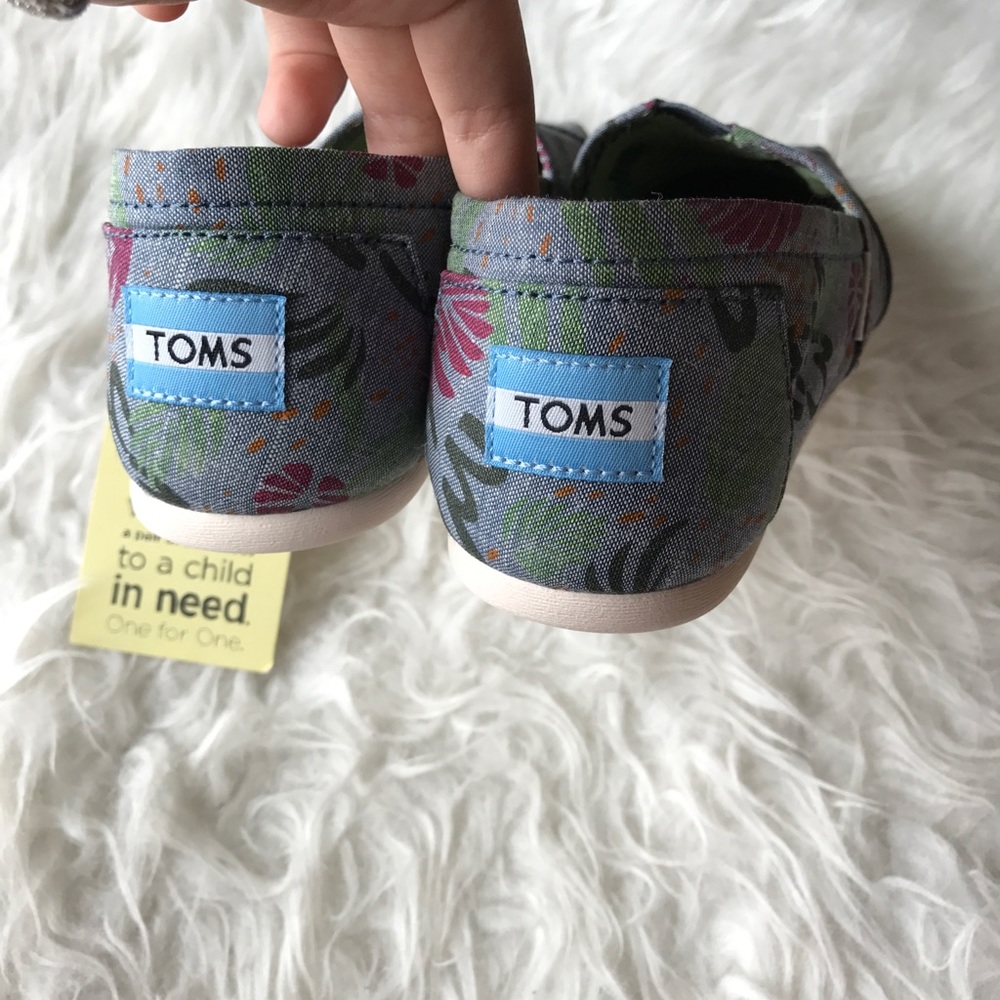 NIB Toms Classic abstract chambray slip on - Picture 3 of 4