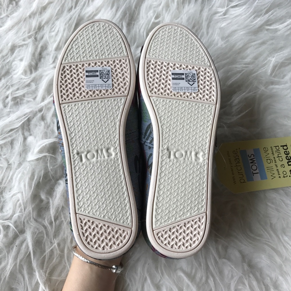 NIB Toms Classic abstract chambray slip on - Picture 4 of 4