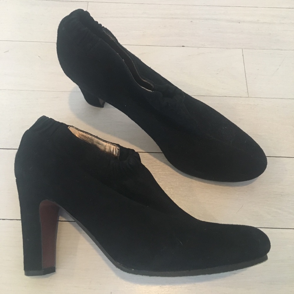 Adorable black suede booties!