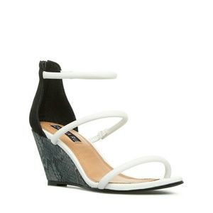 SOLD🍃🌹🌸🍃IZABELLA RUE WHITE SHOES🍃🌹🌸SOLD