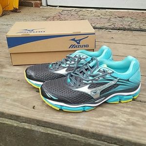 Mizuno wave enigma 6 women's 9