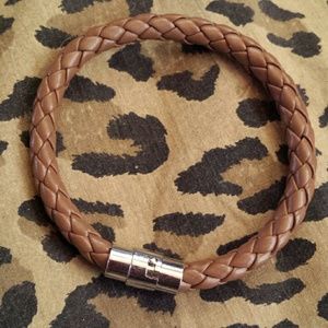 NWOT MENS/UNISEX leather Magnet bracelet
