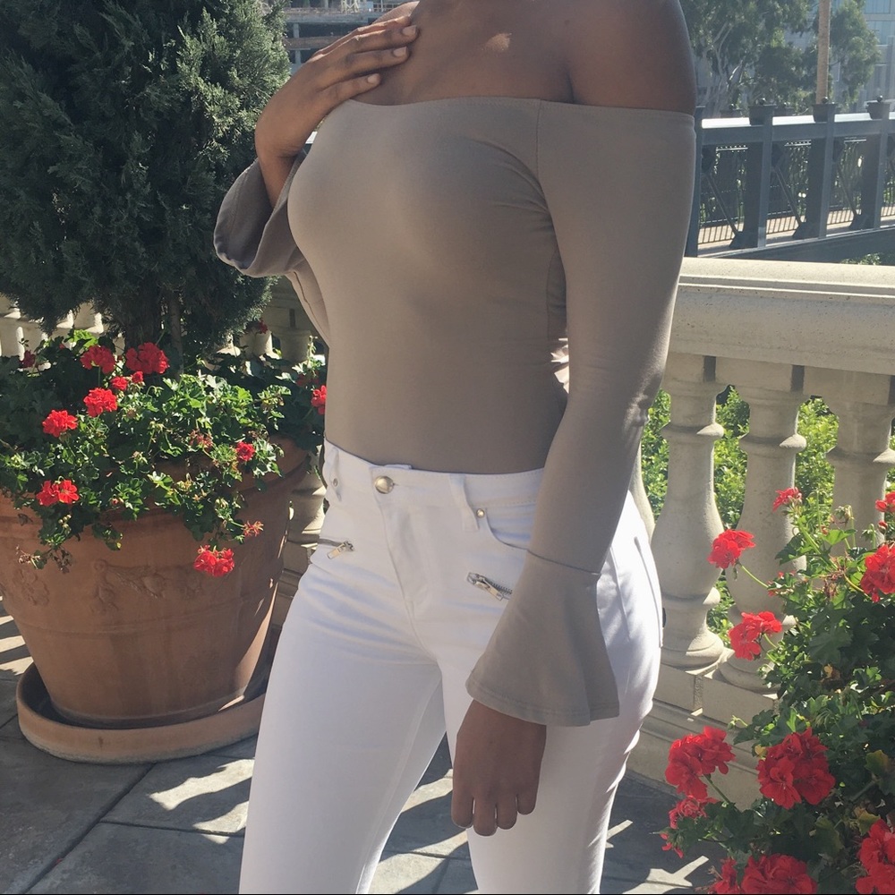 HOST PICK!  🔥 OFF SHOULDER BODYSUIT
