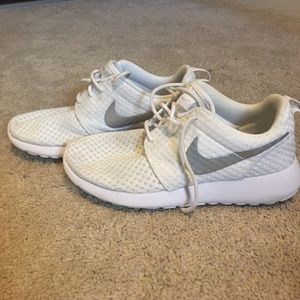 Nike roshe size 7 women's