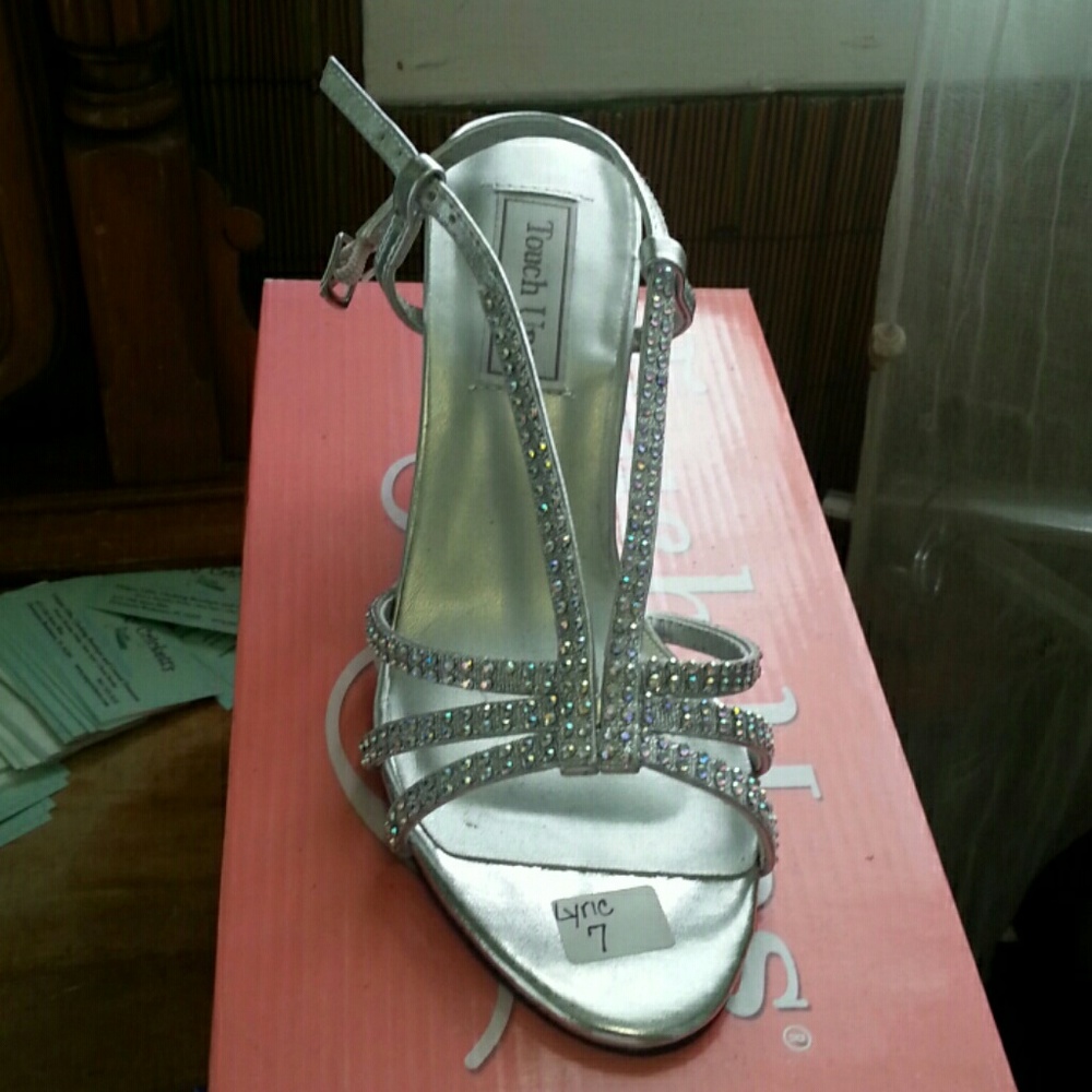 NWT Silver Metallic Dress Shoe w/ Crystal AB Stone