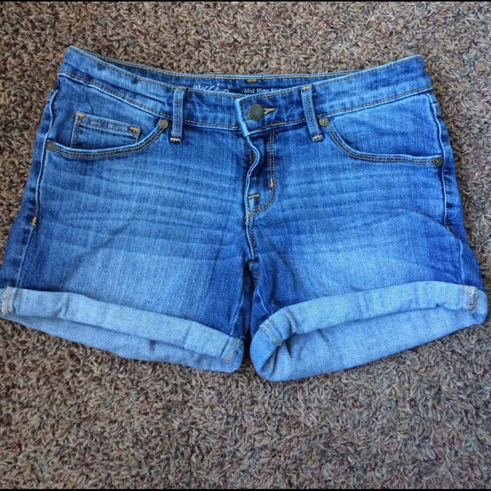 Mid-Rise denim shorts