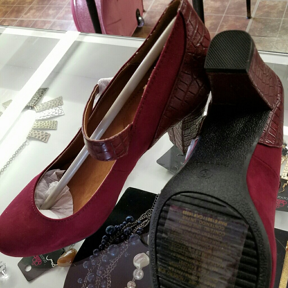 Brand new cushion walk shoes by Avon