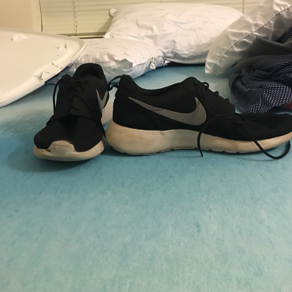 Black Nike Roshes