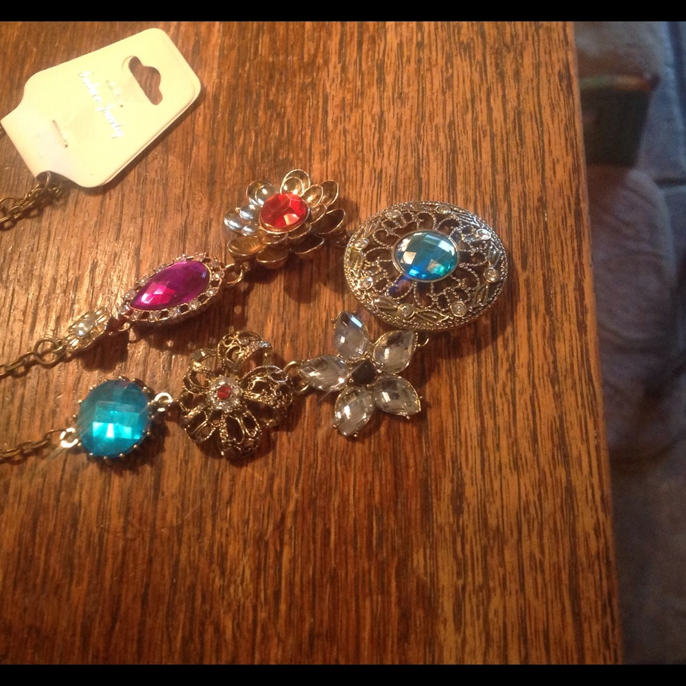 🌹 Pretty floral medallion necklace.🌷 - Picture 2 of 3
